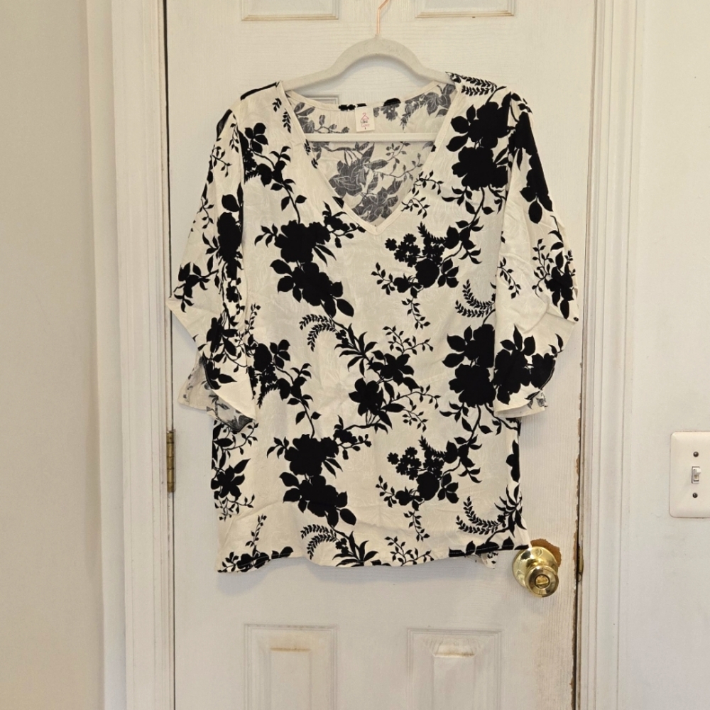 Like Love NWOT Floral Top Large